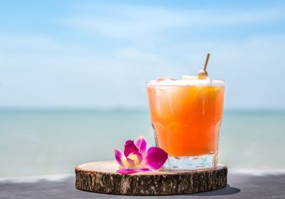 mai-tai-drink-beach-bar-close-up-alcoholic-drink_1258-205